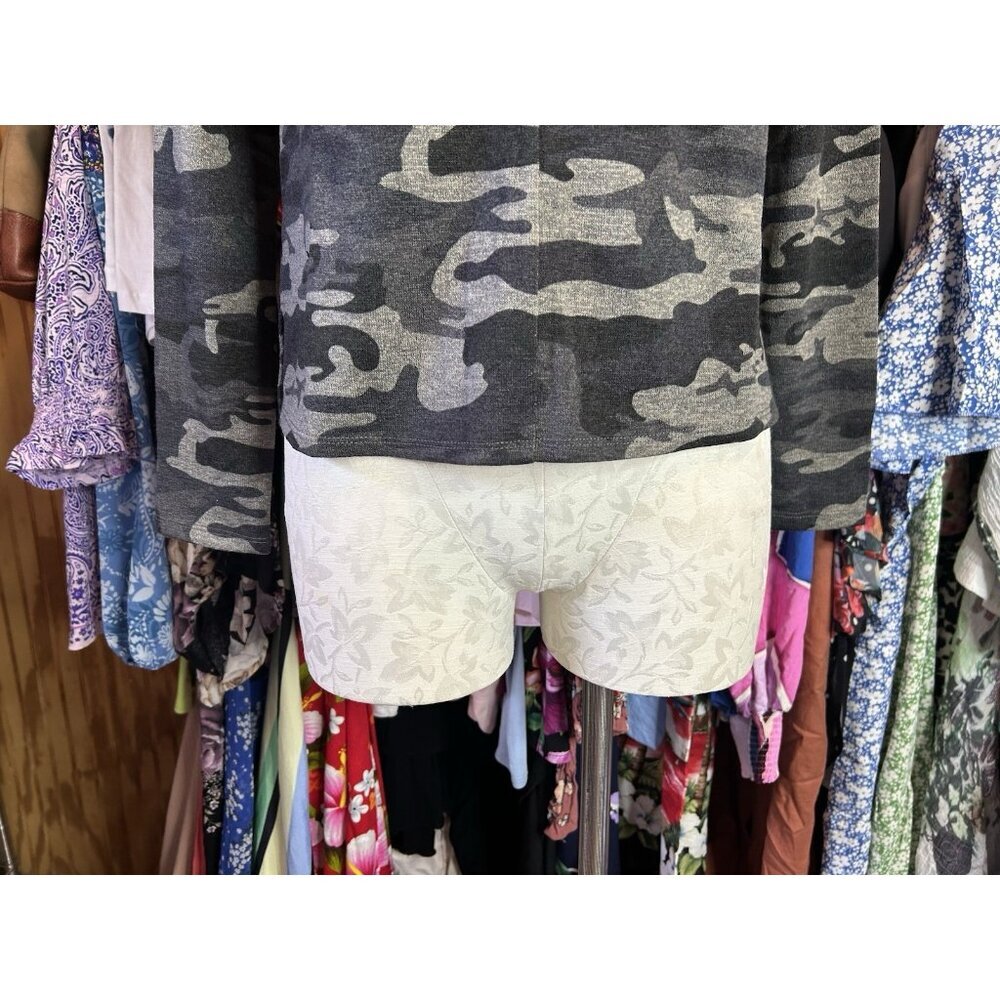 Sanctuary Women's V-Neck Cozy Pocket Sleeve Top in Distressed Camo Size XS - Picture 4 of 11